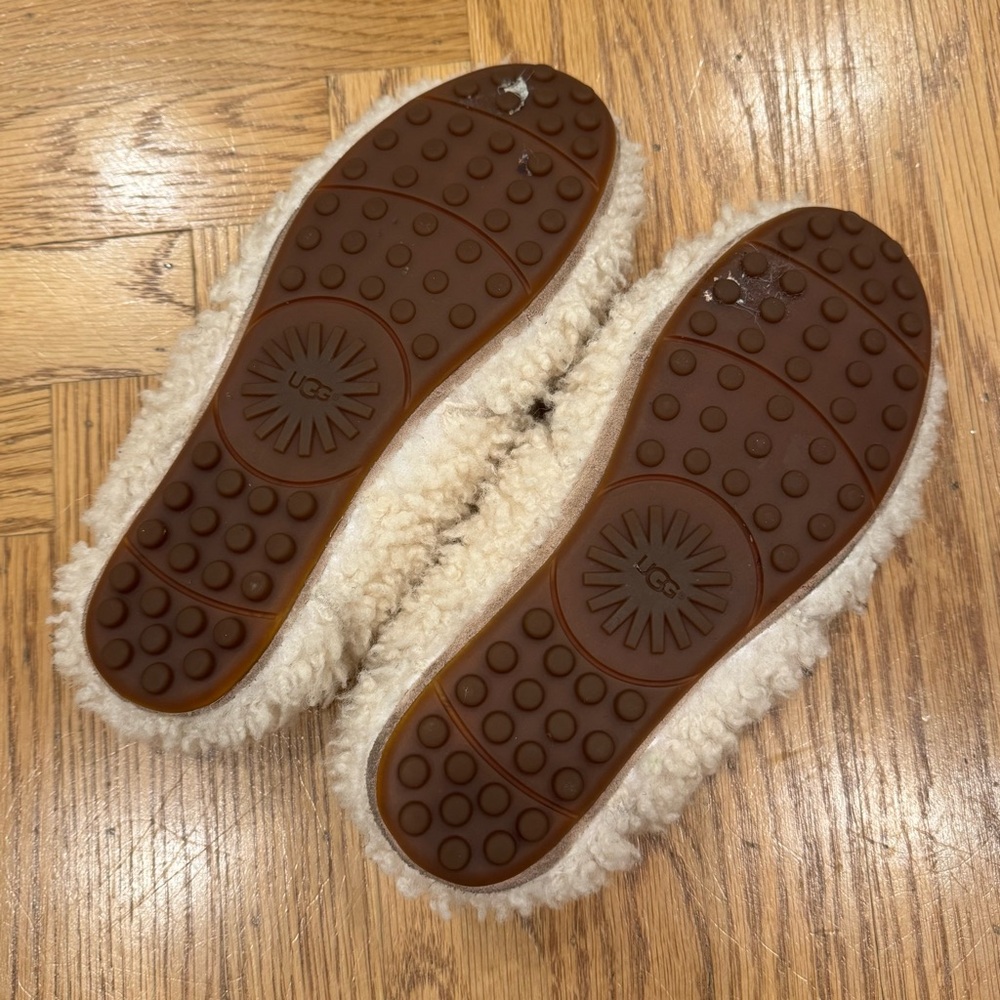 UGG Hailey Women's sz 6 Cozy Cream Sherpa slippers loafers Used - great! - Picture 8 of 9